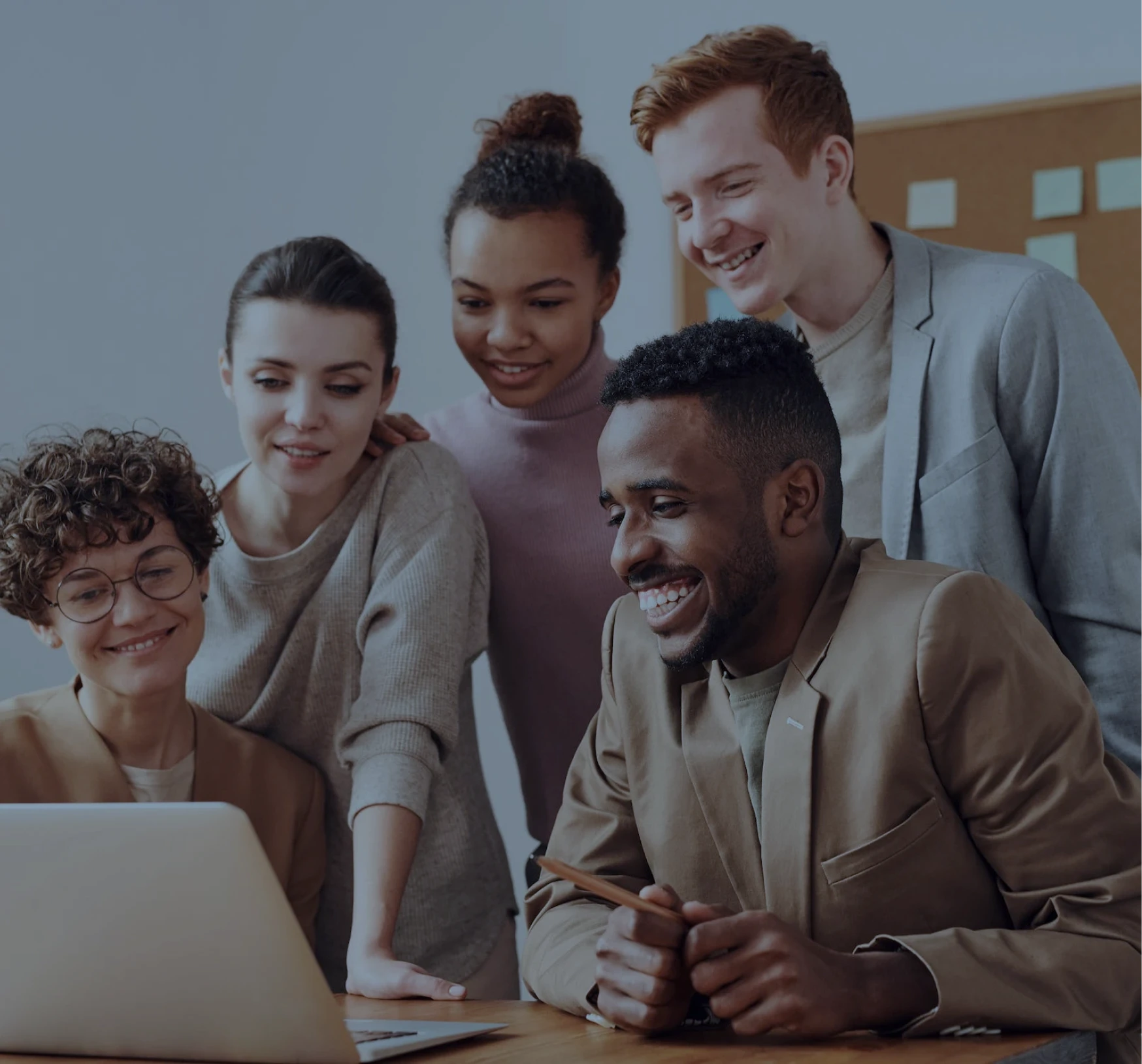 Collaborateur Innobyte travaillant autour d'un ordinateur