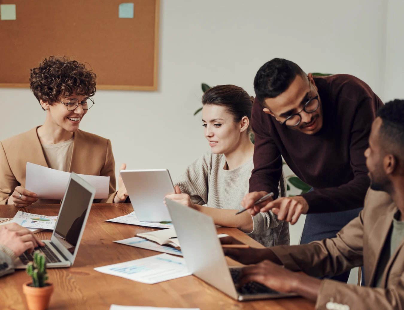 réunion autour d'un bureau